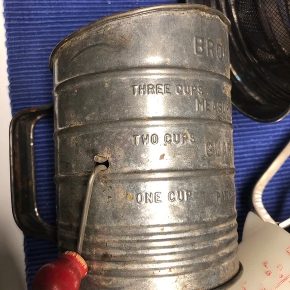 Vintage sifting lot and measuring cup - Picture 2 of 6